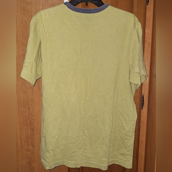 An Abercrombie and Fitch men's short sleeve t-shirt in a size medium. - Picture 6 of 6